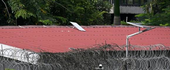 Ce qui semble être une antenne parabolique Starlink sur le toit d'un bâtiment du complexe KK Park, en Birmanie, le 17 septembre 2025 Ce qui semble être une antenne parabolique Starlink sur le toit d'un bâtiment du complexe KK Park, en Birmanie, le 17 septembre 2025