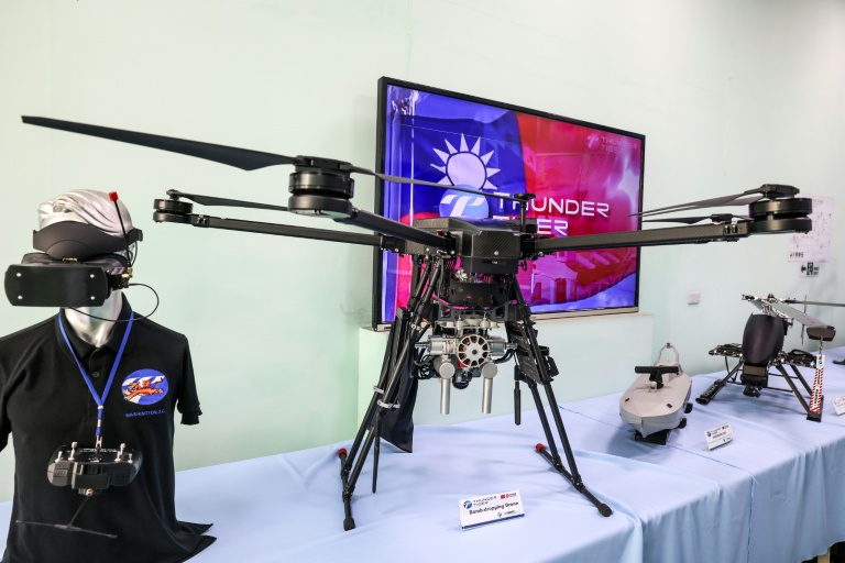 Un drone bombardier exposé au siège du groupe Thunder Tiger à Taichung ,le 21 avril 2026 à Taïwan