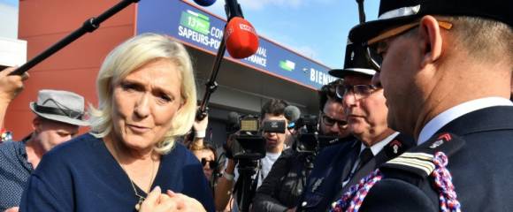 La cheffe de file du Rassemblement national, Marine Le Pen, fait une déclaration à la presse lors d'une visite au congrès des sapeurs-pompiers, le 10 octobre 2025 au Mans, dans la Sarthe La cheffe de file du Rassemblement national, Marine Le Pen, fait une déclaration à la presse lors d'une visite au congrès des sapeurs-pompiers, le 10 octobre 2025 au Mans, dans la Sarthe