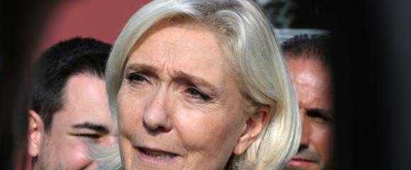 La cheffe de file du Rassemblement national, Marine Le Pen, fait une déclaration à la presse lors d'une visite au congrès des sapeurs-pompiers, le 10 octobre 2025 au Mans, dans la Sarthe La cheffe de file du Rassemblement national, Marine Le Pen, fait une déclaration à la presse lors d'une visite au congrès des sapeurs-pompiers, le 10 octobre 2025 au Mans, dans la Sarthe