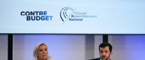 La présidente du groupe parlementaire du Rassemblement national, Marine Le Pen et le député du Rassemblement national, Jean-Philippe Tanguy, lors d'une conférence de presse pour présenter le contre-budget du RN pour le Plan de loi de finances 2025, le 23 octobre 2025 à Paris La présidente du groupe parlementaire du Rassemblement national, Marine Le Pen et le député du Rassemblement national, Jean-Philippe Tanguy, lors d'une conférence de presse pour présenter le contre-budget du RN pour le Plan de loi de finances 2025, le 23 octobre 2025 à Paris