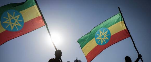 Des recrues de l'armée éthiopienne brandissent le drapeau national à Addis Abeba le 24 novembre 2021 Des recrues de l'armée éthiopienne brandissent le drapeau national à Addis Abeba le 24 novembre 2021