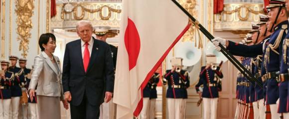 La Première ministre japonaise Sanae Takaichi (g) et le président américain Donald Trump passent en revue la Garde d'honneur japonaise, le 28 octobre 2025 à Tokyo La Première ministre japonaise Sanae Takaichi (g) et le président américain Donald Trump passent en revue la Garde d'honneur japonaise, le 28 octobre 2025 à Tokyo