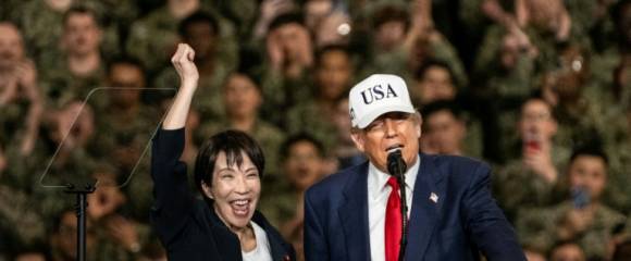 La Première ministre japonaise Sanae Takaichi (g) et le président américain Donald Trump devant le personnel de la marine américaine à bord du porte-avions USS George Washington à la base navale américaine de Yokosuka,le 28 octobre 2025 au Japon La Première ministre japonaise Sanae Takaichi (g) et le président américain Donald Trump devant le personnel de la marine américaine à bord du porte-avions USS George Washington à la base navale américaine de Yokosuka,le 28 octobre 2025 au Japon