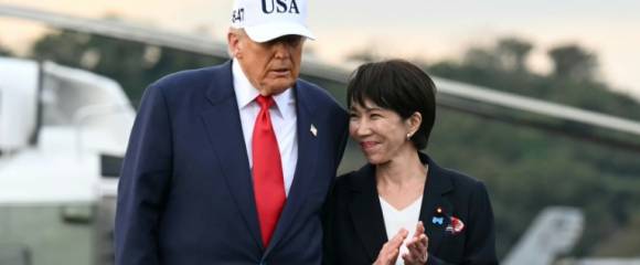 La Première ministre japonaise Sanae Takaichi et le président américain Donald Trump à bord du porte-avions USS George Washington à la base navale américaine de Yokosuka,le 28 octobre 2025 au Japon La Première ministre japonaise Sanae Takaichi et le président américain Donald Trump à bord du porte-avions USS George Washington à la base navale américaine de Yokosuka,le 28 octobre 2025 au Japon