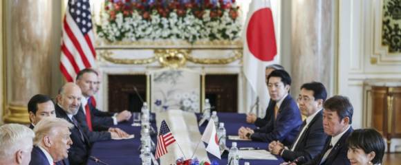 Le président américain Donald Trump (g) s'exprime lors du sommet Japon-États-Unis avec la Première ministre japonaise Sanae Takaichi (d) à la maison d'hôtes d'État d'Akasaka à Tokyo, le 28 octobre 2025 Le président américain Donald Trump (g) s'exprime lors du sommet Japon-États-Unis avec la Première ministre japonaise Sanae Takaichi (d) à la maison d'hôtes d'État d'Akasaka à Tokyo, le 28 octobre 2025