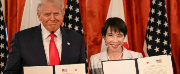 La Première ministre japonaise Sanae Takaichi et le président américain Donald Trump signent un accord à Tokyo, le 28 octobre 2025 La Première ministre japonaise Sanae Takaichi et le président américain Donald Trump signent un accord à Tokyo, le 28 octobre 2025