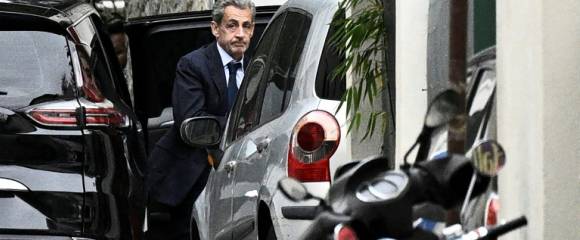 L'ancien président Nicolas Sarkozy sort d'un véhicule, de retour chez lui, après avoir rencontré les procureurs pour être informé du début de sa peine de prison, le 13 octobre 2025 à Paris L'ancien président Nicolas Sarkozy sort d'un véhicule, de retour chez lui, après avoir rencontré les procureurs pour être informé du début de sa peine de prison, le 13 octobre 2025 à Paris
