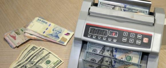 Des billets de pesos argentins et des billets de dollars américains à Buenos Aires, le 22 octobre 2025 en Argentine Des billets de pesos argentins et des billets de dollars américains à Buenos Aires, le 22 octobre 2025 en Argentine