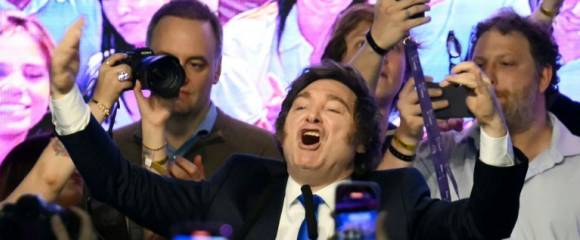 Le président argentin Javier Milei (c), fête sa victoire aux législatives de mi-mandat, le 26 octobre 2025 à Buenos Aires Le président argentin Javier Milei (c), fête sa victoire aux législatives de mi-mandat, le 26 octobre 2025 à Buenos Aires