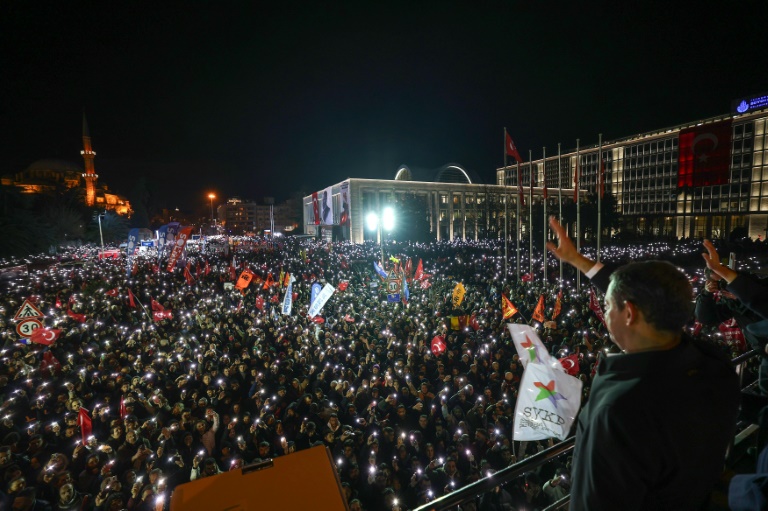 Özgür Özel face à une foule réunie devant l'hôtel de ville d'Istanbul après l'arrestation du maire de la ville, le 19 mars 2025
