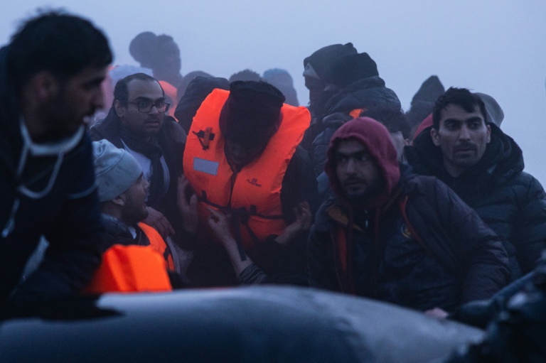 Des migrants à bord d'un pneumatique pour tenter de traverser la Manche, sur la plage de Gravelines dans le Nord le 4 mars 2026