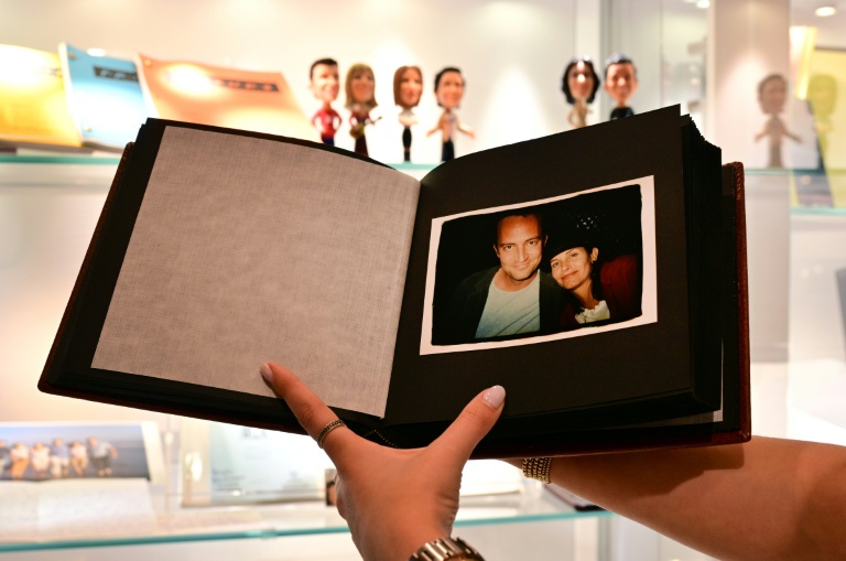 Un album photo offert par l'actrice américaine Jennifer Aniston à ses collègues de la série "Friends" montrant Matthew Perry et Courtney Cox, est exposé avant la vente aux enchères d'objets ayant appartenu à Matthew Perry, chez Heritage Auctions à Beverly Hills, en Californie, le 19 mai 2026