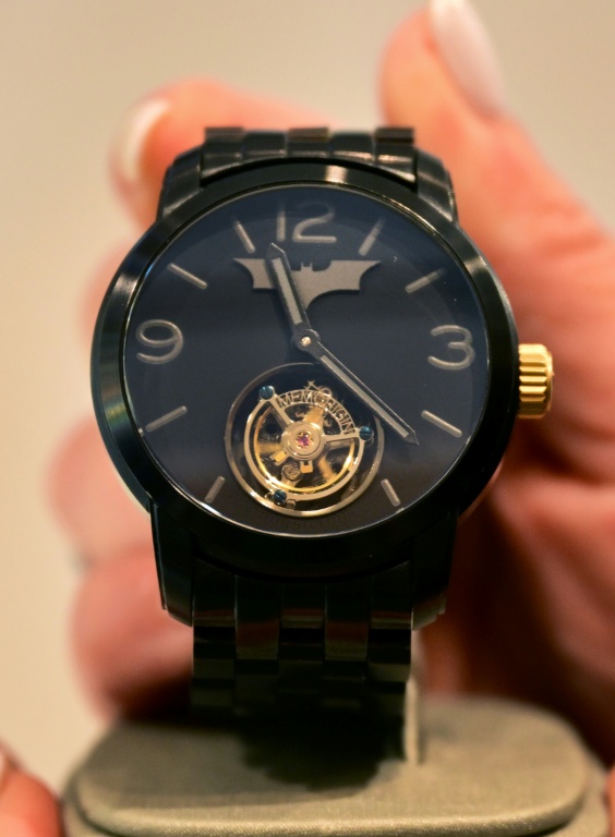 Une "montre Batman" achetée à Hong Kong, l'un des objets personnels préférés de l'acteur Matthew Perry, exposée avant une vente aux enchères chez Heritage Auctions à Beverly Hills, en Californie, le 19 mai 2026