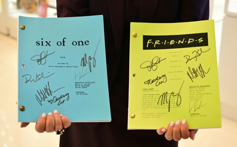 Les scripts du premier et du dernier épisode de "Friends", signés par les acteurs de la série télévisée, sont exposés avant la vente aux enchères d'objets ayant appartenu à l'acteur Matthew Perry chez Heritage Auctions à Beverly Hills, en Californie, le 19 mai 2026