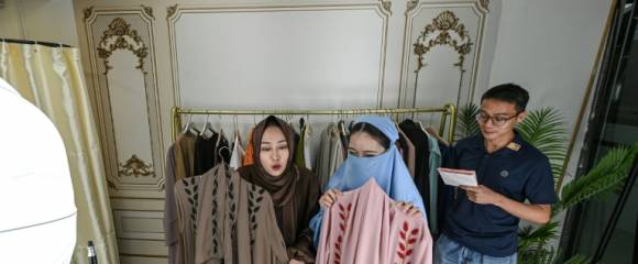 Des étudiantes chinoises en abayas font un live pour vendre des vêtements sur l'application TikTok, le 2 avril 2024 à Guangzhou, en Chine