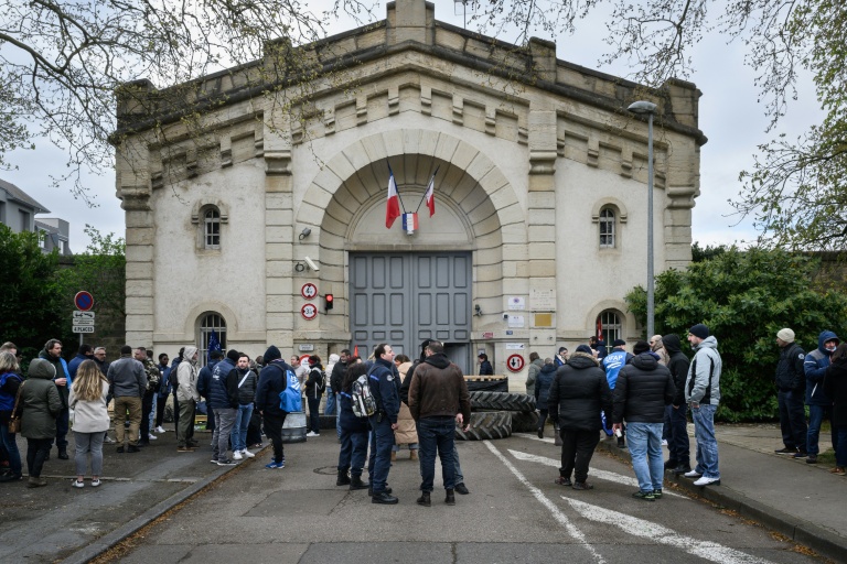 Des membres du personnel pénitentiaire bloquent le centre de détention de Dijon, d'où deux détenus se sont évadés fin novembre, le 26 mars 2026 en Côte d'Or