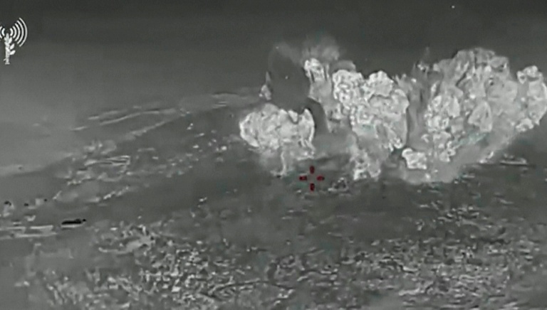 Cette capture d'écran montre des explosions produites par l'armée israélienne sur des infrastructures souterraines du Hezbollah dans le sud du Liban, le 10 septembre 2026