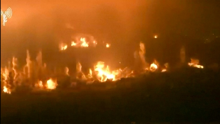 Cette capture d'écran montre des explosions produites par l'armée israélienne sur des infrastructures souterraines du Hezbollah dans le sud du Liban, le 10 septembre 2026