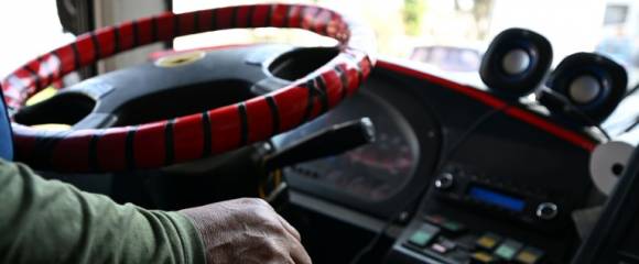 Conducteur de la compagnie Santa Catalina, David (48 ans), conduit son bus dans le district de San Juan de Lurigancho, dans l'est de Lima, le 21 octobre 2025 Conducteur de la compagnie Santa Catalina, David (48 ans), conduit son bus dans le district de San Juan de Lurigancho, dans l'est de Lima, le 21 octobre 2025