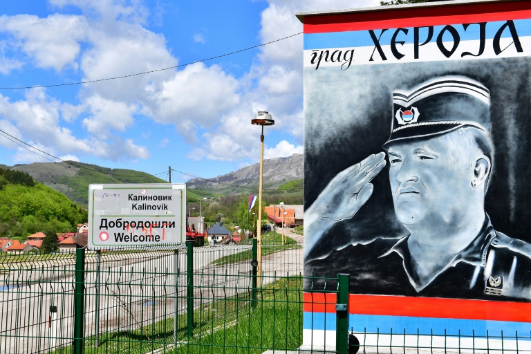 Une fresque murale de Ratko Mladic, ancien chef militaire des Serbes de Bosnie, avec l'inscription "La ville d'un héros", à l'entrée de Kalinovik, le 22 mai 2021 en Bosnie-Herzégovine