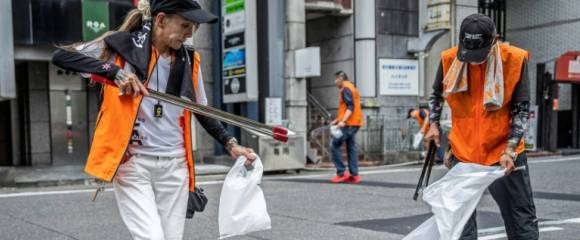 Mako Nishimura (g), yakuza à la retraite, collecte des déchets avec des anciens délinquants lors de leur opération mensuelle de ramassage de déchets à Gifu, le 28 septembre 2025 au Japon Mako Nishimura (g), yakuza à la retraite, collecte des déchets avec des anciens délinquants lors de leur opération mensuelle de ramassage de déchets à Gifu, le 28 septembre 2025 au Japon