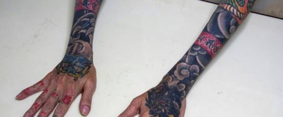 Mako Nishimura, yakuza à la retraite, montre les phalanges manquantes à son petit doigt de sa main gauche, ors d'une interview avec l'AFP à sa résidence de Gifu, le 28 septembre 2025 au Japon Mako Nishimura, yakuza à la retraite, montre les phalanges manquantes à son petit doigt de sa main gauche, ors d'une interview avec l'AFP à sa résidence de Gifu, le 28 septembre 2025 au Japon