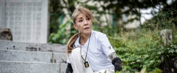 Mako Nishimura, yakuza à la retraite, ramasse des feuilles mortes lors d'une activité de nettoyage au sanctuaire Gokoku à Gifu, le 28 septembre 2025 au Japon Mako Nishimura, yakuza à la retraite, ramasse des feuilles mortes lors d'une activité de nettoyage au sanctuaire Gokoku à Gifu, le 28 septembre 2025 au Japon