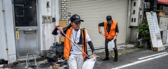 Mako Nishimura (g), yakuza à la retraite, collecte des déchets avec des anciens délinquants lors de leur opération mensuelle de ramassage de déchets à Gifu, le 28 septembre 2025 au Japon Mako Nishimura (g), yakuza à la retraite, collecte des déchets avec des anciens délinquants lors de leur opération mensuelle de ramassage de déchets à Gifu, le 28 septembre 2025 au Japon