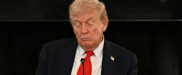 Le président américain Donald Trump lit une note remise par son secrétaire d'Etat Marco Rubio lors d'une réunion à la Maison Blanche, le 8 octobre 2025 à Washington Le président américain Donald Trump lit une note remise par son secrétaire d'Etat Marco Rubio lors d'une réunion à la Maison Blanche, le 8 octobre 2025 à Washington