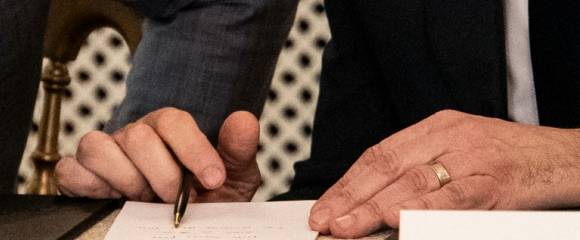 Le chef de cabinet adjoint de la Maison Blanche Stephen Miller lit la note manuscrite remise au président américain Donald Trump par le secrétaire d'Etat Marco Rubio signalant qu'un accord sur Gaza était proche, le 9 octobre 2025 à la Maison Blanche, à Washington Le chef de cabinet adjoint de la Maison Blanche Stephen Miller lit la note manuscrite remise au président américain Donald Trump par le secrétaire d'Etat Marco Rubio signalant qu'un accord sur Gaza était proche, le 9 octobre 2025 à la Maison Blanche, à Washington