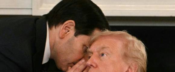 Le secrétaire d'Etat américain Marco Rubio chuchotte à l'oreille du président Donald Trump après lui avoir remis une note, lors d'une réunion à la Maison Blanche, le 8 octobre 2025 à Washington Le secrétaire d'Etat américain Marco Rubio chuchotte à l'oreille du président Donald Trump après lui avoir remis une note, lors d'une réunion à la Maison Blanche, le 8 octobre 2025 à Washington