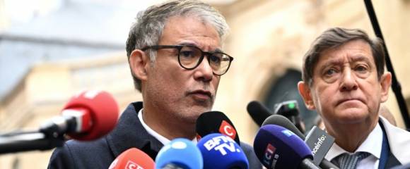 Le premier secrétaire du parti socialiste, Olivier Faure (g), accompagné du président du groupe socialiste, écologiste et républicain au Sénat, Patrick Kanner, s'adresse aux journalistes après une réunion à l'hôtel Matignon, le 8 octobre 2025 à Paris Le premier secrétaire du parti socialiste, Olivier Faure (g), accompagné du président du groupe socialiste, écologiste et républicain au Sénat, Patrick Kanner, s'adresse aux journalistes après une réunion à l'hôtel Matignon, le 8 octobre 2025 à Paris