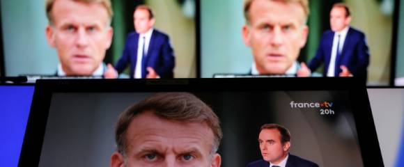 Le Premier ministre démissionnaire Sébastien Lecornu sur le plateau de France 2 avec une photo du président Emmanuel Macron en arrière-plan, le 8 octobre 2025 Le Premier ministre démissionnaire Sébastien Lecornu sur le plateau de France 2 avec une photo du président Emmanuel Macron en arrière-plan, le 8 octobre 2025