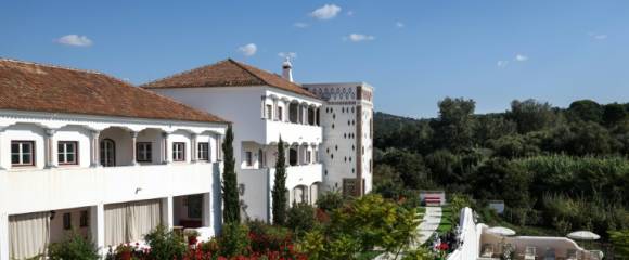 L'hôtel Vermelho, propriété du créateur français Christian Louboutin, à Melides, le 24 septembre 2025 dans le sud-ouest du Portugal L'hôtel Vermelho, propriété du créateur français Christian Louboutin, à Melides, le 24 septembre 2025 dans le sud-ouest du Portugal
