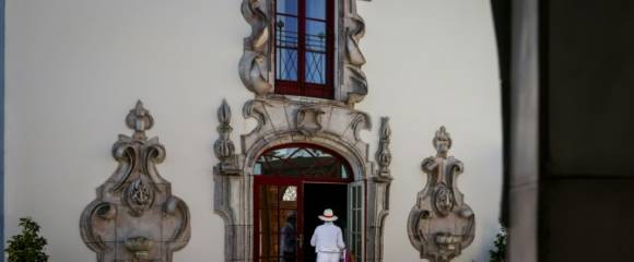 L'entrée de l'hôtel Vermelho, propriété du créateur français Christian Louboutin, à Melides, le 24 septembre 2025 dans le sud-ouest du Portugal L'entrée de l'hôtel Vermelho, propriété du créateur français Christian Louboutin, à Melides, le 24 septembre 2025 dans le sud-ouest du Portugal