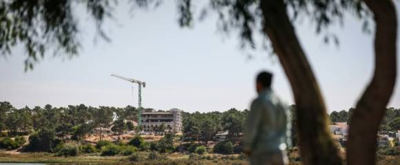 Une grue au-dessus du chantier de construction d'un nouvel hôtel appartenant au créateur français Christian Louboutin, le 29 septembre 2025 à Melides, dans le sud-ouest du Portugal Une grue au-dessus du chantier de construction d'un nouvel hôtel appartenant au créateur français Christian Louboutin, le 29 septembre 2025 à Melides, dans le sud-ouest du Portugal