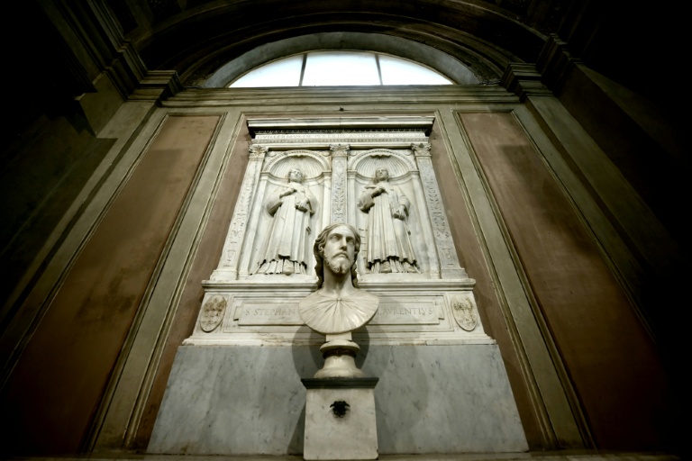 Un buste en marbre exposé à la basilique Sant'Agnese après que celui-ci a été identifié comme une œuvre de Michel-Angel grâce à la découverte d'archives inédites, le 4 mars 2026 à Rome