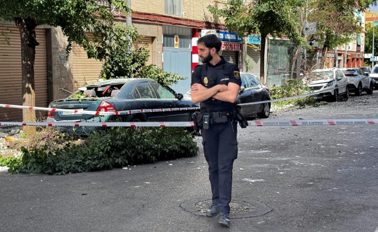 Un policier dans une rue fermée à la circculation, près de véhicules endommagés par un séisme de 4,8 à Grenade, le 18 août 2026 en Espagne