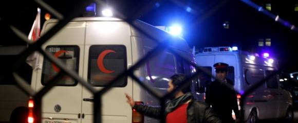 Des ambulances du Croissant-Rouge transportant les restes de la journaliste américaine Marie Colvin et du photographe français Rémi Ochlik, tués dans le bombardement d'un centre de presse à Homs, arrivent à l'hôpital universitaire Assad de Damas, le 2 mars 2012 en Syrie Des ambulances du Croissant-Rouge transportant les restes de la journaliste américaine Marie Colvin et du photographe français Rémi Ochlik, tués dans le bombardement d'un centre de presse à Homs, arrivent à l'hôpital universitaire Assad de Damas, le 2 mars 2012 en Syrie