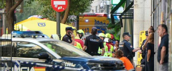 Des policiers et secouristes près du site d'un bâtiment effondré à Madrid, le 7 octobre 2025 en Espagne Des policiers et secouristes près du site d'un bâtiment effondré à Madrid, le 7 octobre 2025 en Espagne