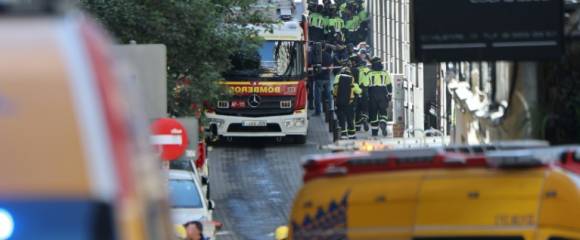 Des policiers et secouristes près du site d'un bâtiment effondré à Madrid, le 7 octobre 2025 en Espagne Des policiers et secouristes près du site d'un bâtiment effondré à Madrid, le 7 octobre 2025 en Espagne