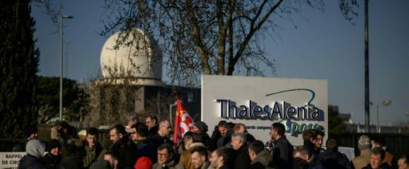 Les membres de l'intersyndicale Thales Alenia Space (TAS) manifestent devant le campus de l'entreprise après des négociations salariales annuelles difficiles, le 6 février 2025 à Toulouse Les membres de l'intersyndicale Thales Alenia Space (TAS) manifestent devant le campus de l'entreprise après des négociations salariales annuelles difficiles, le 6 février 2025 à Toulouse