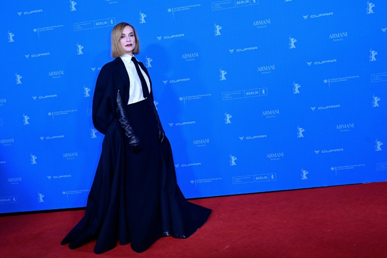 L'actrice française Isabelle Huppert arrive, le 16 février 2026, pour la première du film 'Die Blutgraefin' (La comtesse sanglante) présenté dans le cadre de la Berlinale
