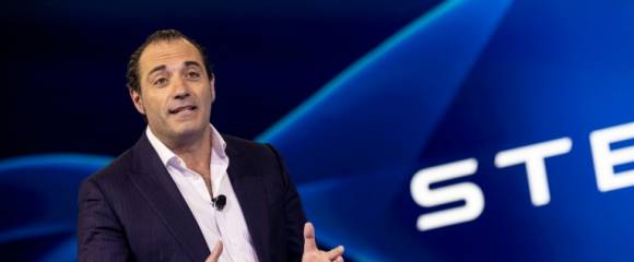 Antonio Filosa lors d'une conférence de presse à Los Angeles, le 21 novembre 2024 Antonio Filosa lors d'une conférence de presse à Los Angeles, le 21 novembre 2024