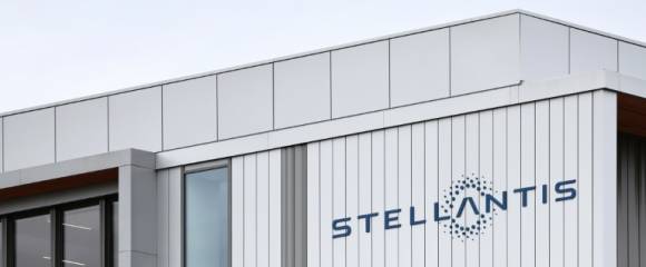 Logo du constructeur automobile Stellantis sur un bâtiment de son site de Poissy (Yvelines), le 23 septembre 2025 Logo du constructeur automobile Stellantis sur un bâtiment de son site de Poissy (Yvelines), le 23 septembre 2025