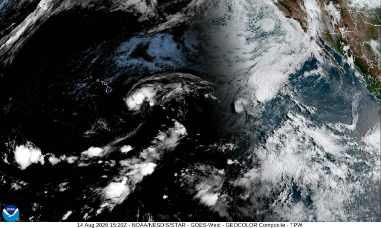 Vue satellitaire de l'ouragan Lala communiquée par la National Oceanic and Atmospheric Administration (NOAA) et montrant la tempête tropicale Lala au-dessus de l'océan Pacifique alors qu'elle se dirige vers l'île principale d'Hawaï, le 14 août 2026
