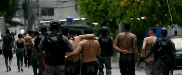 Des policiers escortent des criminels présumés arrêtés lors d'une opération dans la favela de Vila Cruzeiro, dans le complexe de Penha, à Rio de Janeiro, le 28 octobre 2025 au Brésil Des policiers escortent des criminels présumés arrêtés lors d'une opération dans la favela de Vila Cruzeiro, dans le complexe de Penha, à Rio de Janeiro, le 28 octobre 2025 au Brésil