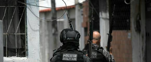 Des membres de la police militaire patrouillent lors d'une opération dans la favela de Vila Cruzeiro, dans le complexe de Penha, à Rio de Janeiro, le 28 octobre 2025 au Brésil Des membres de la police militaire patrouillent lors d'une opération dans la favela de Vila Cruzeiro, dans le complexe de Penha, à Rio de Janeiro, le 28 octobre 2025 au Brésil