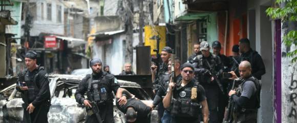 Des policiers escortent un criminel présumé arrêté lors d'une opération dans la favela de Vila Cruzeiro, dans le complexe de Penha, à Rio de Janeiro, le 28 octobre 2025 au Brésil Des policiers escortent un criminel présumé arrêté lors d'une opération dans la favela de Vila Cruzeiro, dans le complexe de Penha, à Rio de Janeiro, le 28 octobre 2025 au Brésil